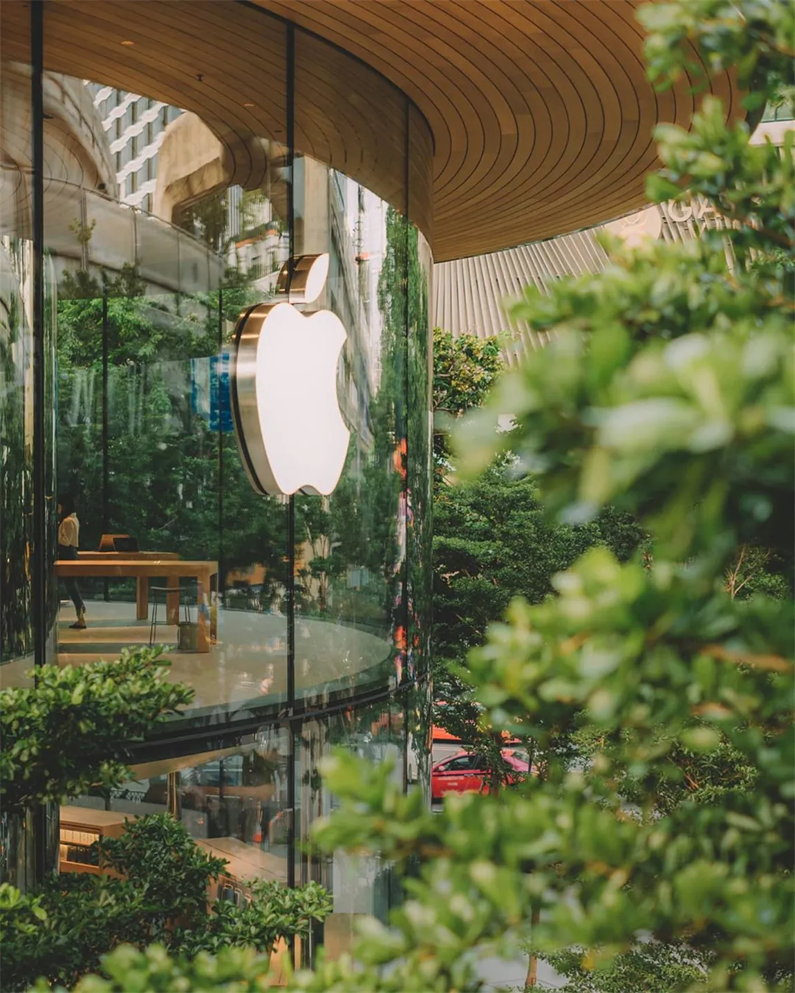 Photo by วัฏจักร . in Apple Store Central World..webp