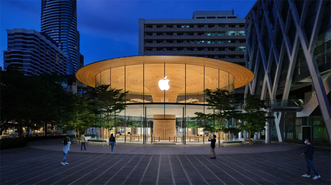Apple Central World 的户外广场和主外观。.webp